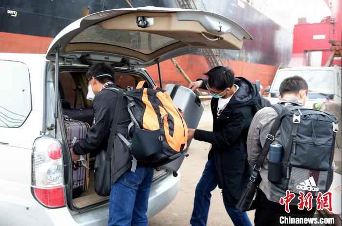 10名中国籍国际航行船舶船员在江苏南通换班下船。南通海事局供图 10名中国籍国际航行船舶船员在江苏南通换班下船