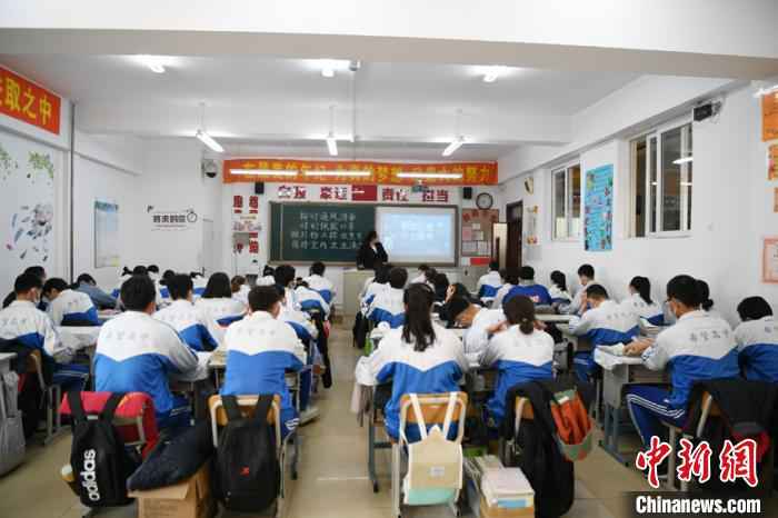 长春希望高中复课后第一堂课聚焦防疫和复习计划 张瑶 摄 吉林高三开学:防疫措施超前部署 重视学生心理减压